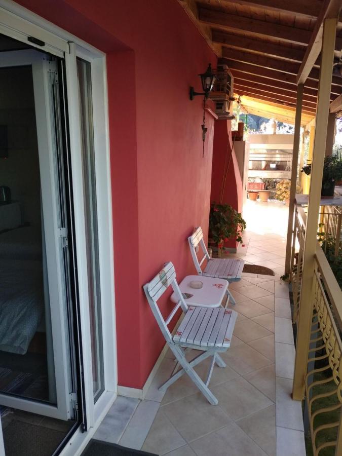 Bed and Breakfast Kostas Walkers Point Dafnáta Esterno foto